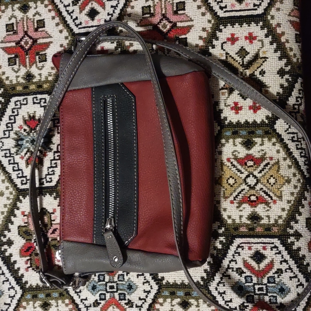 Crossbody faux leather purse.